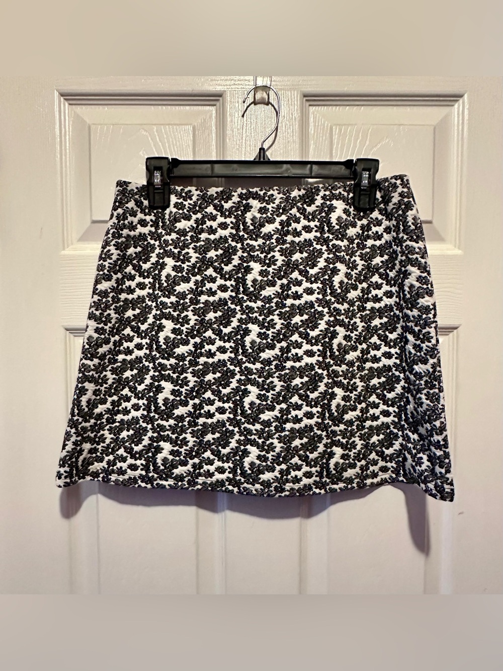 Urban Outfitters Black & White Floral Jacquard Mini Skirt Stretch Knit Size L